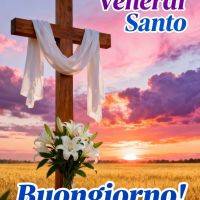 Croce di legno con drappo bianco e gigli, al tramonto su un campo di grano