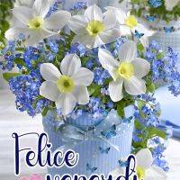 Narcisi bianchi e fiorellini blu in un vaso decorativo con farfalle azzurre